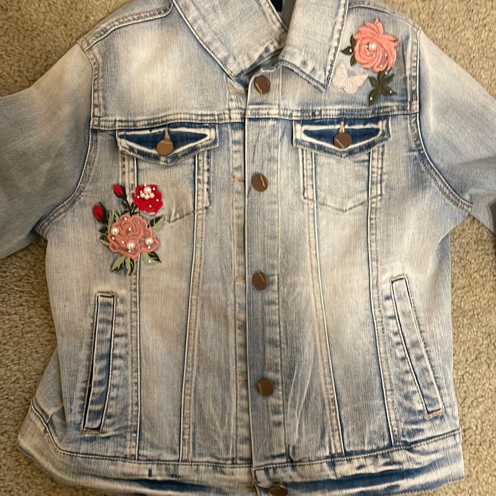 Girls jean jacket with flower appliqué and pearls